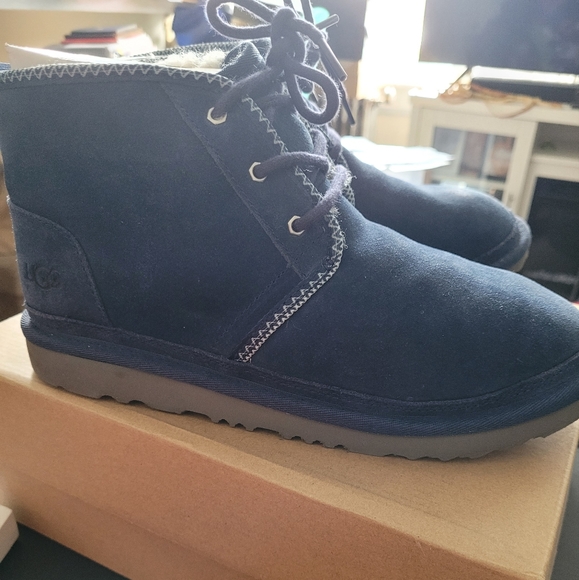 Ugg Neumell ll Tasman Big Kid Size 6. I'm the color Navy blue. Great Condition. - Picture 5 of 8